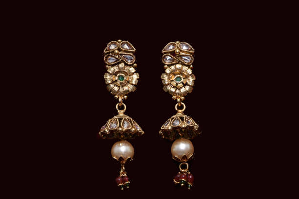 ファンシーデザイナー黄金のイヤリングクローズアップマクロ画像赤の背景 - antique traditional culture earring pair ストックフォトと画像