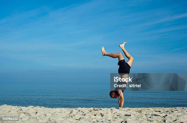 Młody Człowiek Ćwiczyć Na Plaży - zdjęcia stockowe i więcej obrazów Adolescencja - Adolescencja, Dorosły, Fotografika