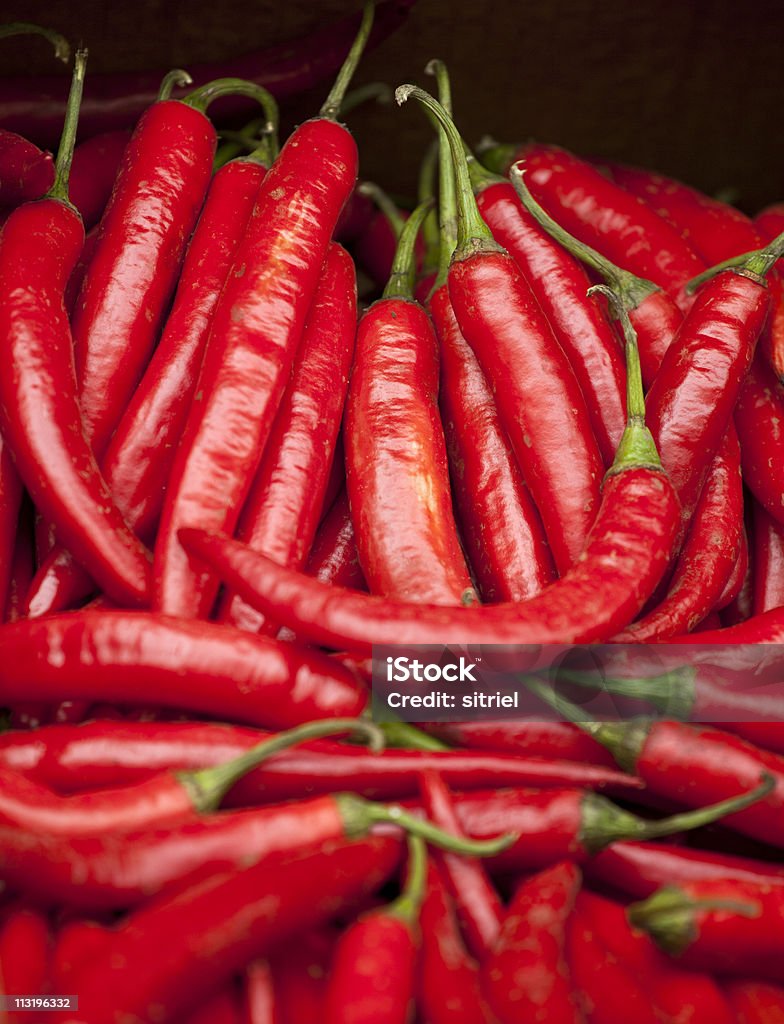 Świeże czerwone chillies na rynku - Zbiór zdjęć royalty-free (Bez ludzi)
