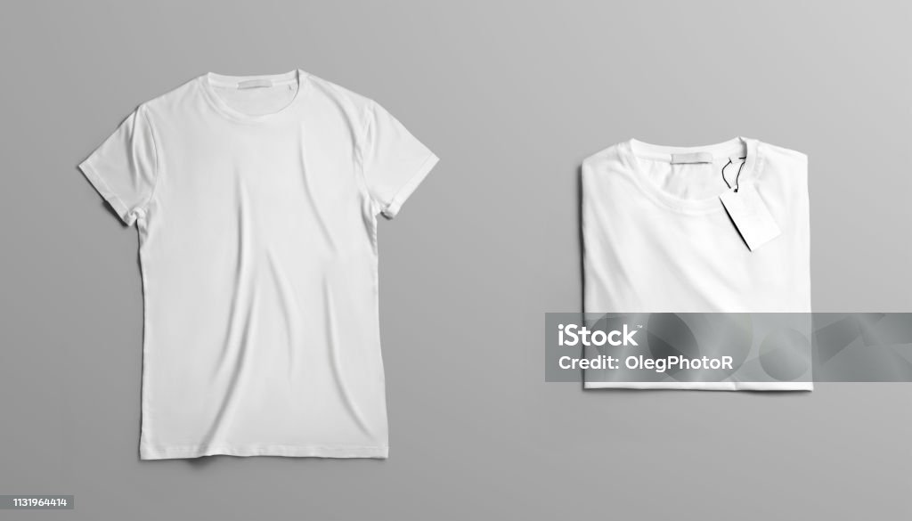 Maquette de deux t-shirt blanc sur un fond de Studio gris. - Photo de T-Shirt libre de droits