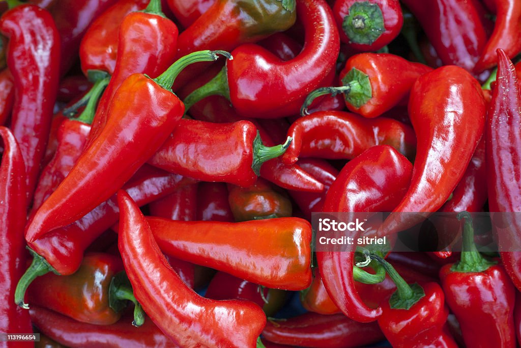 Świeży czerwony Chili peppers na rynku - Zbiór zdjęć royalty-free (Bez ludzi)