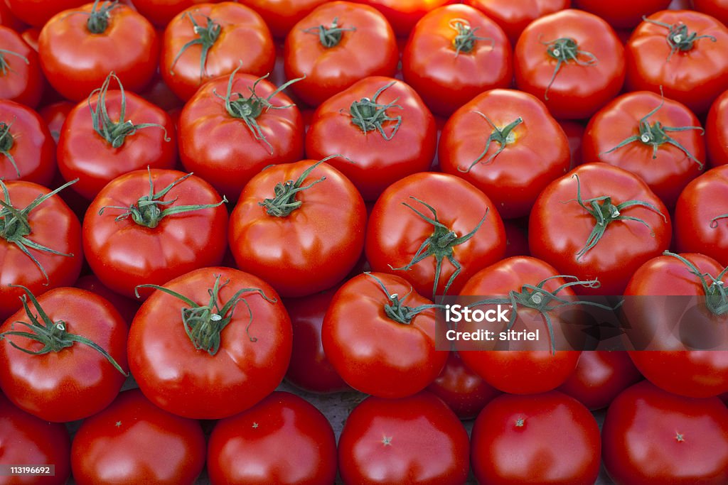 Świeże czerwone pomidory na rynku - Zbiór zdjęć royalty-free (Bez ludzi)