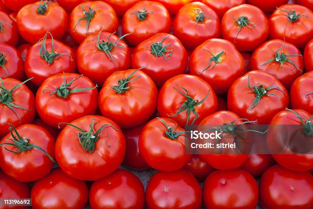 Świeże Czerwone Pomidory Na Rynku - zdjęcia stockowe i więcej obrazów Bez ludzi - Bez ludzi, Fotografika, Horyzontalny