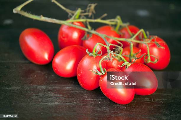 Mały Świeże Czerwone Pomidory Na Drewnianym Stole - zdjęcia stockowe i więcej obrazów Bez ludzi - Bez ludzi, Fotografika, Grupa przedmiotów