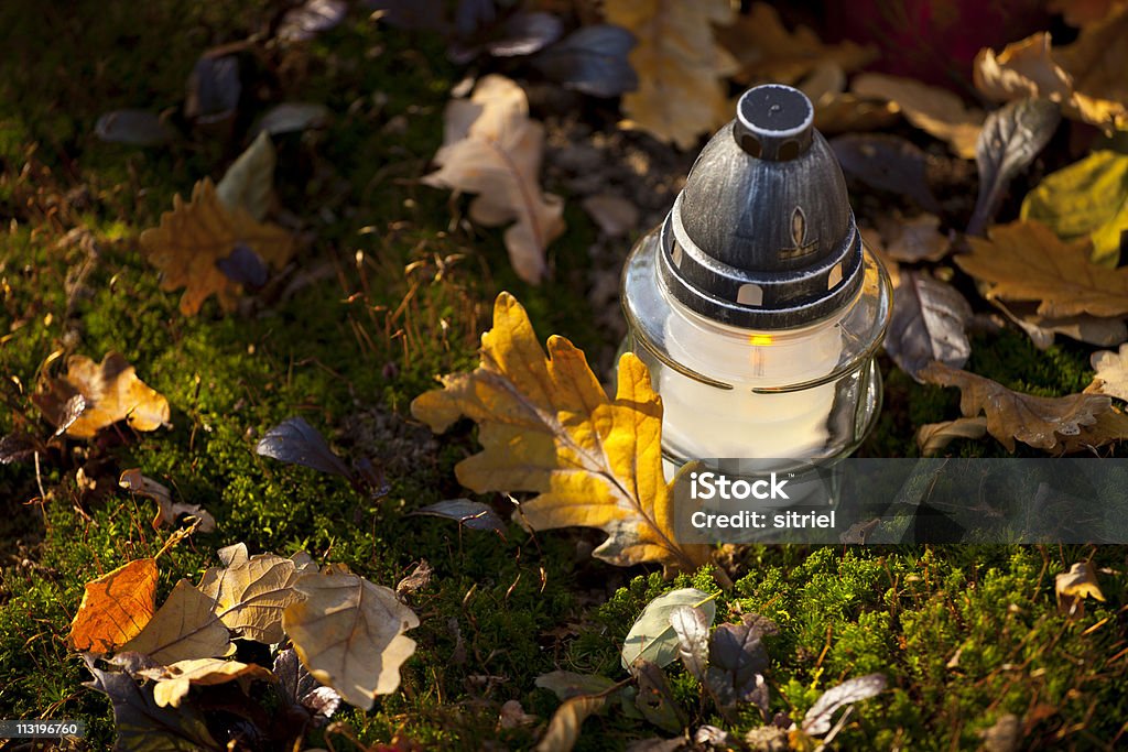 Jesienią liście i Świeca - Zbiór zdjęć royalty-free (Bez ludzi)