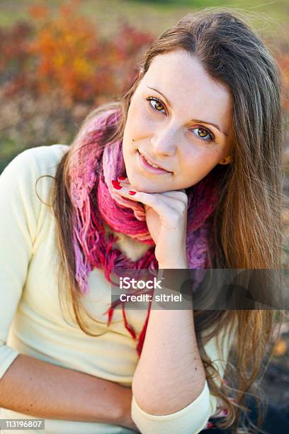 Jesień Portret Pięknej Dziewczyny - zdjęcia stockowe i więcej obrazów Adolescencja - Adolescencja, Dorosły, Fotografika