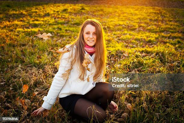 Piękna Młoda Dziewczyna W Jesień W Parku - zdjęcia stockowe i więcej obrazów Dorosły - Dorosły, Fotografika, Horyzontalny