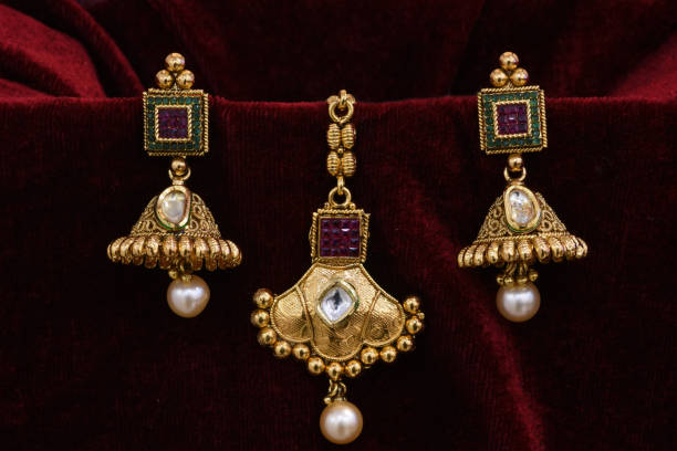 ファンシーデザイナー黄金のイヤリングクローズアップマクロ画像赤の背景 - antique traditional culture earring pair ストックフォトと画像