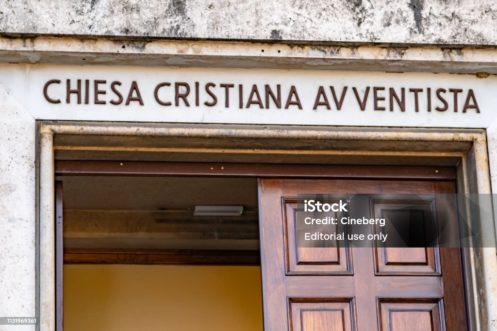 Iglesia Adventista Del Séptimo Día En Roma Italia Foto de stock y más banco  de imágenes de Aire libre - Aire libre, Arquitectura exterior, Bautizo -  iStock