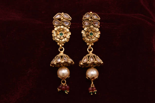 ファンシーデザイナー黄金のイヤリングクローズアップマクロ画像赤の背景 - antique traditional culture earring pair ストックフォトと画像