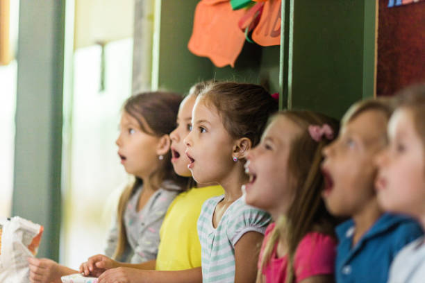 학교에서 합창단에서 노래 하는 초등 학생 들의 그룹. - child music singing choir 뉴스 사진 이미지