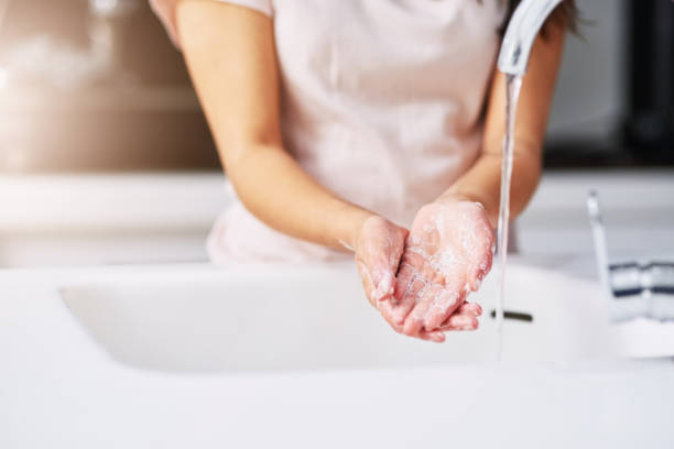 pratique uma boa higiene - one person sink washing hands bathroom - fotografias e filmes do acervo