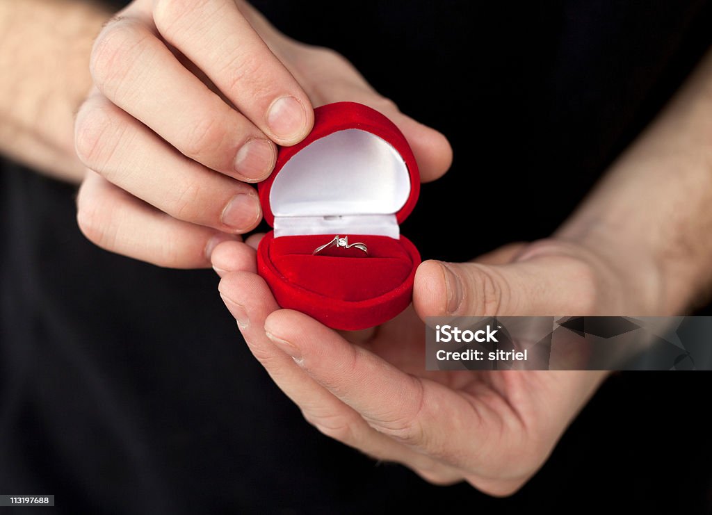 Pierścionek zaręczynowy z Zimne ognie na męskich rąk - Zbiór zdjęć royalty-free (Biżuteria)