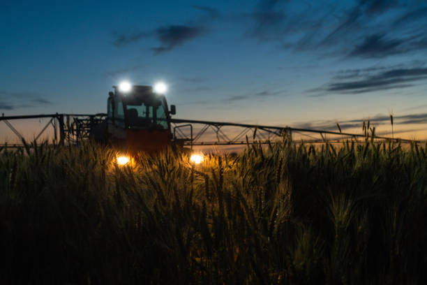 máquina para pulverização de pesticidas e herbicidas - spraying crop sprayer farm agriculture - fotografias e filmes do acervo