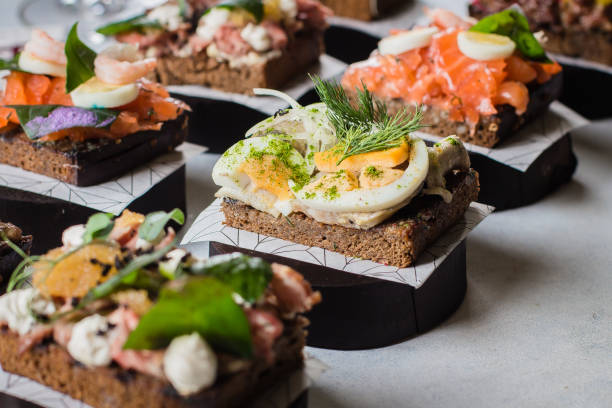 set de snack escandinavo. smorrebrod. sanwiches abiertos daneses tradicionales, pan de centeno oscuro con diverso topping - escandinavia fotografías e imágenes de stock