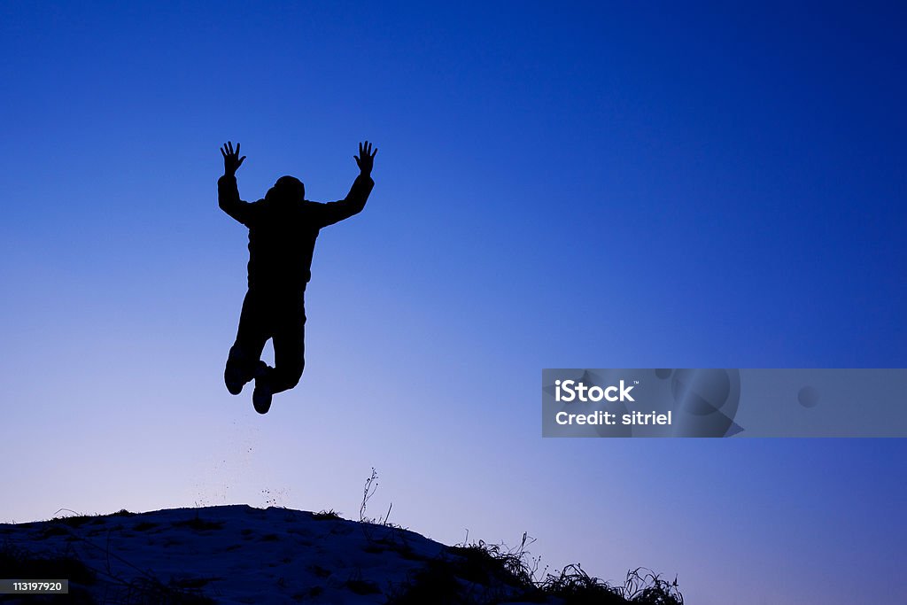 Szczęśliwy człowiek Skoki na wzgórzu - Zbiór zdjęć royalty-free (Dorosły)