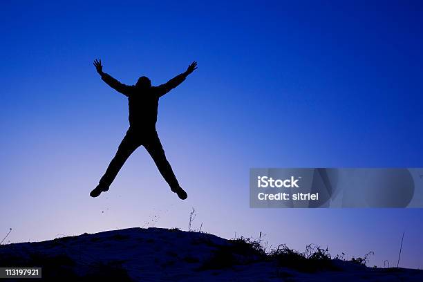 Szczęśliwy Sukcesu Człowiek Skakać Na Wzgórzu - zdjęcia stockowe i więcej obrazów Dorosły - Dorosły, Fotografika, Góra