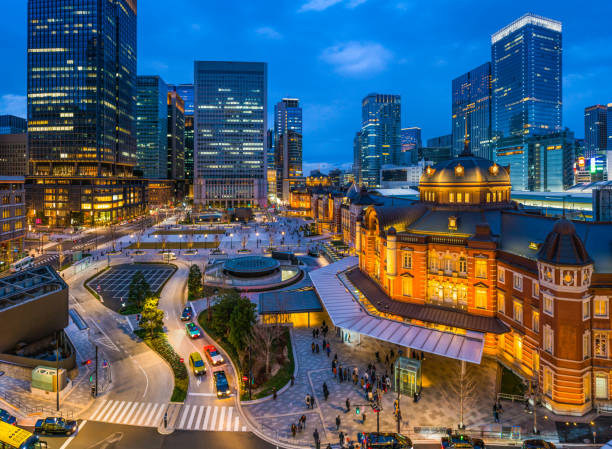 stacja tokio zajęty marunouchi wieżowce wejścia oświetlone o zmierzchu japonii - chūō zdjęcia i obrazy z banku zdjęć