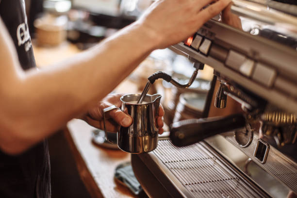 コーヒーショップの写真をクロップサイドビューエスプレッソを準備する男 - cup coffee pot coffee coffee cup ストックフォトと画像