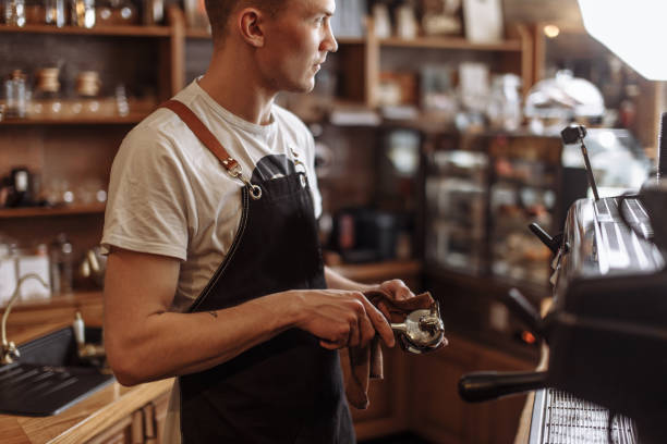 processus de nettoyage dans le coffee shop - tamping photos et images de collection