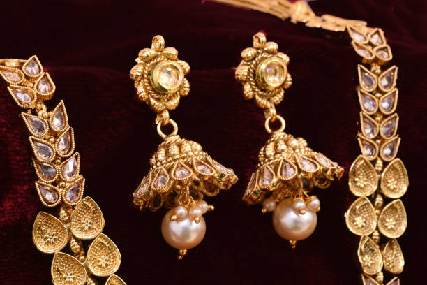 ファンシーデザイナー黄金のイヤリングクローズアップマクロ画像赤の背景 - antique traditional culture earring pair ストックフォトと画像