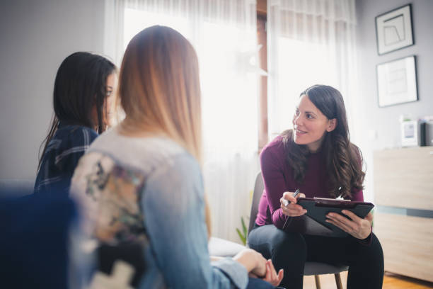 lesbijska para na umówieniu się na spotkanie - therapy psychiatrist couple alternative therapy zdjęcia i obrazy z banku zdjęć