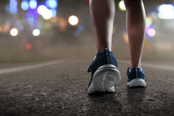 runner feet running - night running imagens e fotografias de stock
