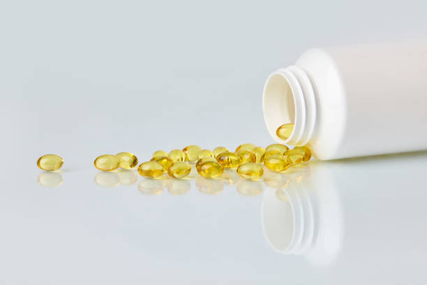 капсулы рыбьего масла в пластиковой бутылке - vitamin e capsule vitamin pill cod liver oil стоковые фото и изображения