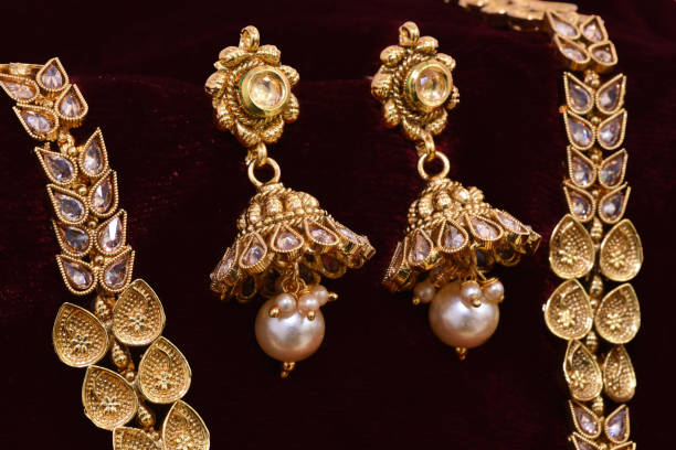 ファンシーデザイナー黄金のイヤリングクローズアップマクロ画像赤の背景 - antique traditional culture earring pair ストックフォトと画像