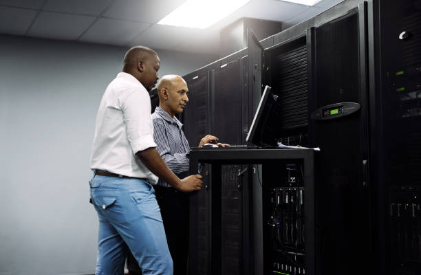 наличие здорового сервера является неотъемлемой частью бизнеса - network server data center installing стоковые фото и изображения