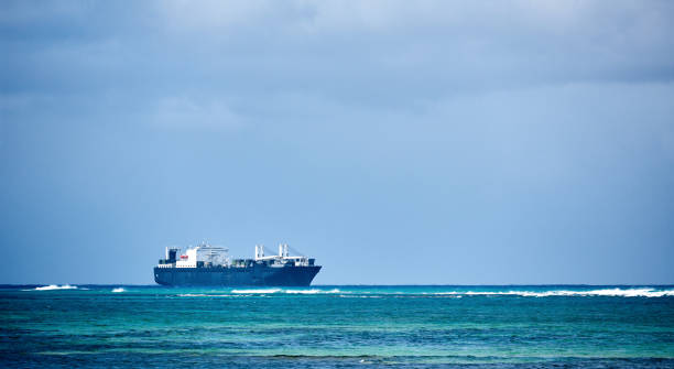 barco de contenedores navegando en el océano pacífico - saipan fotografías e imágenes de stock