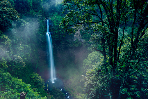 Cascada panorámica de Pelangi en el bosque tropical photo