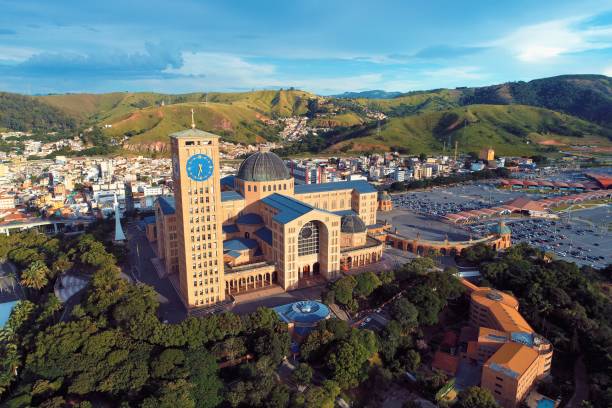 veduta aerea del santuario di nossa senhora da aparecida, aparecida, san paolo, brasile. patrona del brasile. chiesa, tempio, religione, fede. - basilica foto e immagini stock