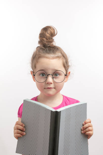 친절 한 사랑 스러운 소녀 독서에 시간을 보낸다. 첫 번째 책 - glasses child red hair little girls 뉴스 사진 이미지