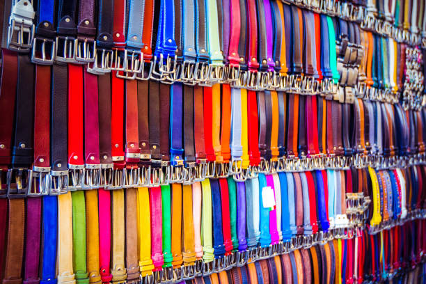 kolorowe skórzane paski spodni wiszą w rzędzie na sprzedaż na rynku we florencji, firenze, toskanii, włochy. - 2042 zdjęcia i obrazy z banku zdjęć