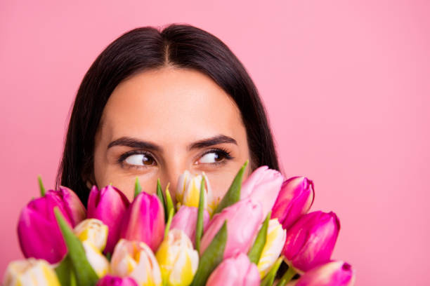 nah-auf-beschnittenes porträt von ihr sie nett niedlich schön hübsche schöne fröhliche brünette latinchin versteckt hinter bunten blumen blumenflorist blick isoliert auf rosa pastell-hintergrund - close up beauty in nature flower head flower stock-fotos und bilder