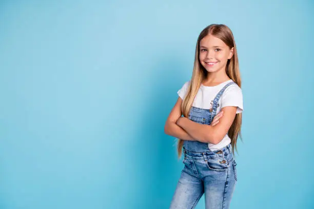 Photo of Portrait of her she nice-looking cute lovely attractive cheerful cheery straight-haired blonde girl folded arms copy space isolated on blue pastel background