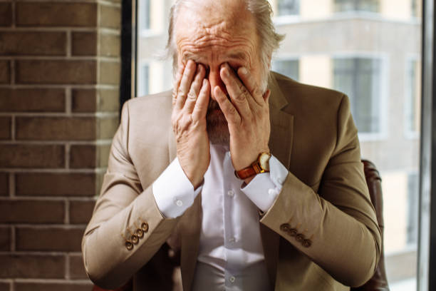 cerrar retrato de jubilar cansado está cerrando la cara con las manos - human eye tired rubbing businessman fotografías e imágenes de stock