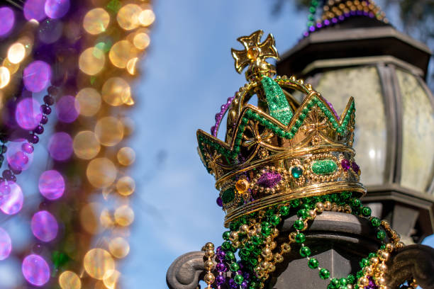 открытый марди гра корона и бисер на свет пост - mardi gras new orleans mask bead стоковые фото и изображения