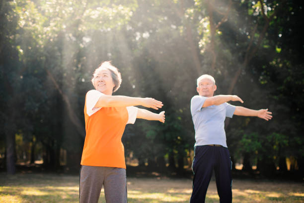 счастливы старший пара упражнения в парке - aging process morning outdoors horizontal стоковые фото и изображения