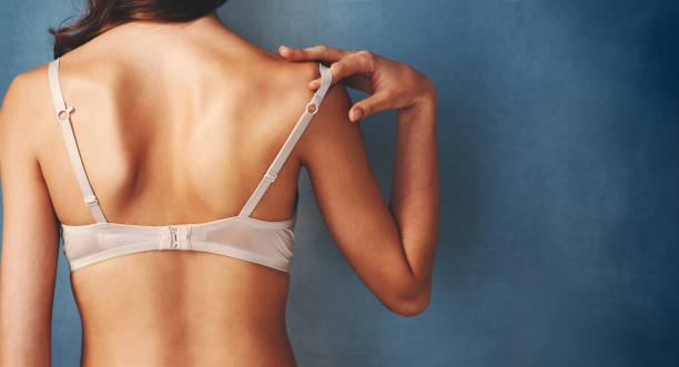 새로운 브래지어를 위한 시간 - undressing bra women rear view 뉴스 사진 이미지