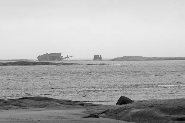 The wreck Old boat that sank in Port Cartier in Canada image en noir et blanc stock pictures, royalty-free photos & images