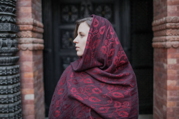 jeune femme dans l'écharpe - russian culture scarf textile shawl photos et images de collection