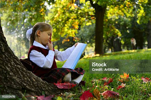 Photo libre de droit de Petite Écolière Sur Le Parc banque d'images et plus d'images libres de droit de 6-7 ans - 6-7 ans, Arbre, Automne