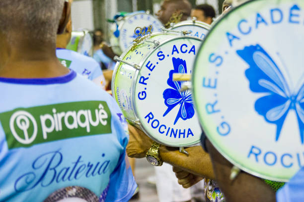 ensayo técnico escuela de samba académica de rocinha en río de janeiro, brazi - rio carnival brazil carnival rio de janeiro fotografías e imágenes de stock