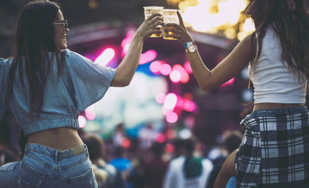 jubelt zum großen musikfestival! - festival alcohol stock-fotos und bilder