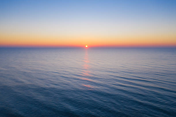 天の川銀河に向かって導くビーチパス - sunset sea tranquil scene sunrise ストックフォトと画像