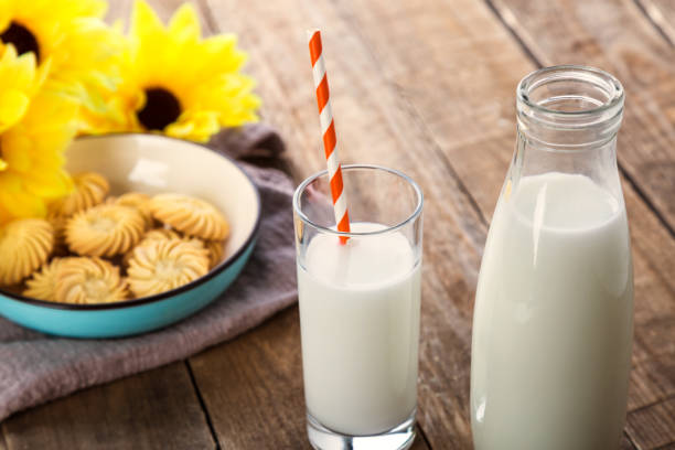 primer plano de la leche con paja y galletas. - milk milk bottle drinking straw cookie fotografías e imágenes de stock