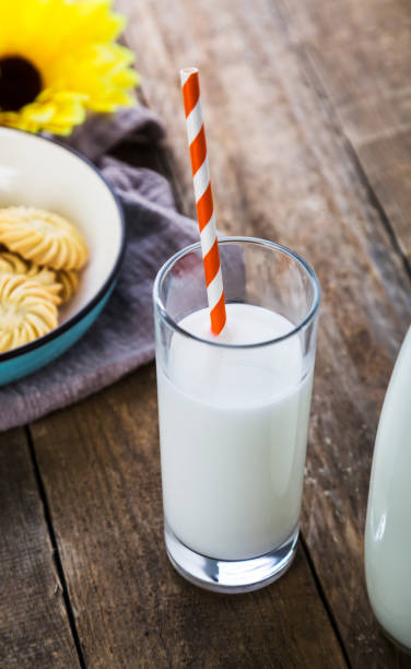 primer plano de la leche con paja y galletas. - milk milk bottle drinking straw cookie fotografías e imágenes de stock