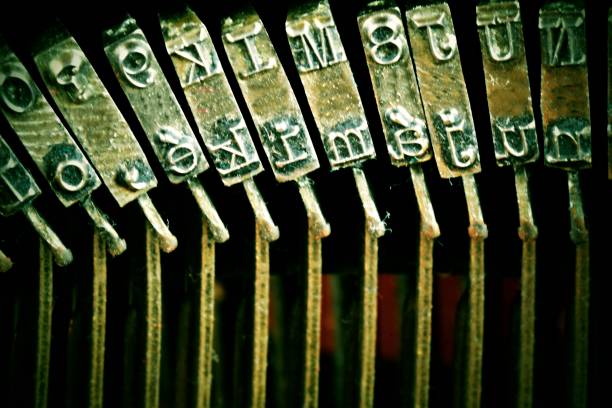오래 된 타자기에 문자를 닫�습니다. 골동품 타자기 유형 바의 클로즈업, 블로그, 저널리즘, 뉴스 또는 매스 미디어에 대 한 좋은 개념 - typewriter hammer retro revival typebar 뉴스 사진 이미지